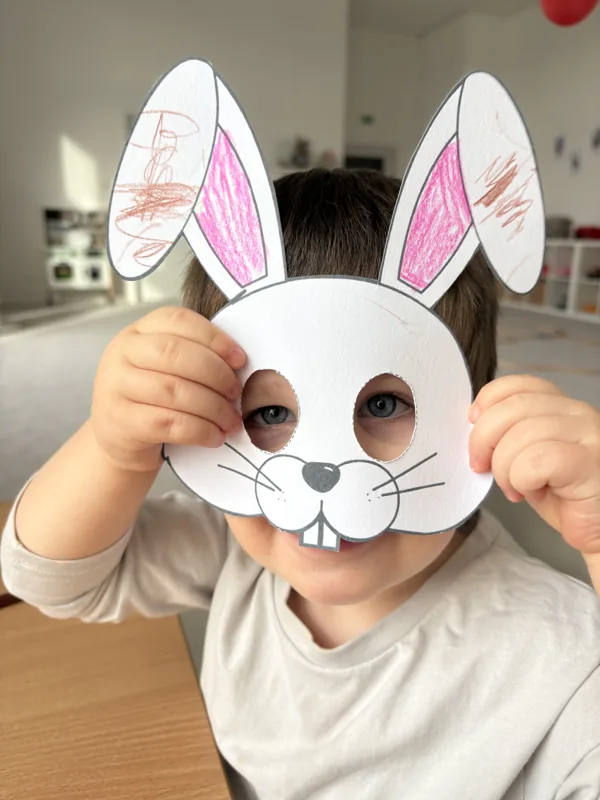 Dítě s papírovou maskou zajíčka